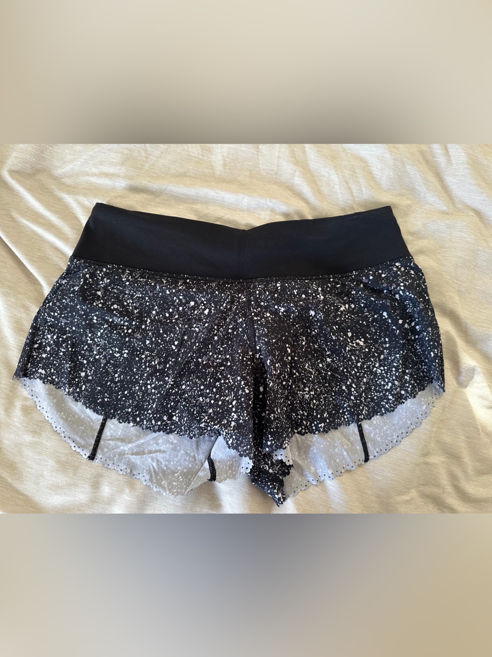 lululemon women’s size 4 Black and White Speckled Shorts liner laser cut edge